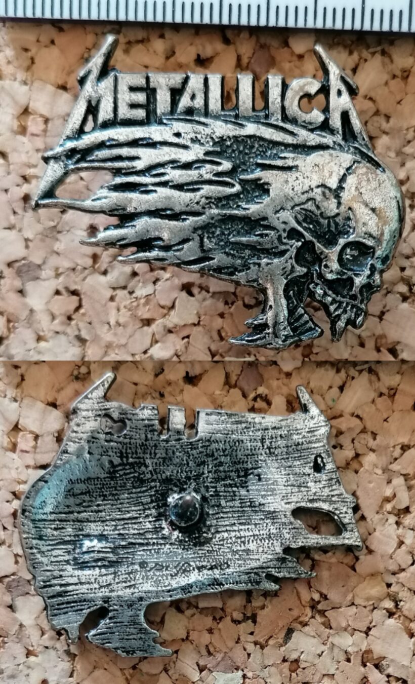 Second picture of X Second picture of Flaming Skull Pewter Pin