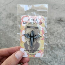 Second picture of the packaging of Kirk Von Hammett - Krapotz Surf Bat Enamel Pin Second picture of the packaging of Kirk Von Hammett - Krapotz Surf Bat Enamel Pin