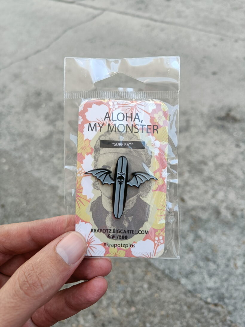 Second picture of the packaging of Kirk Von Hammett - Krapotz Surf Bat Enamel Pin Second picture of the packaging of Kirk Von Hammett - Krapotz Surf Bat Enamel Pin
