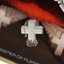 master-of-puppets-cross-enamel-pin-1-1