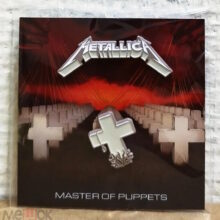 master-of-puppets-cross-enamel-pin-1-packaging