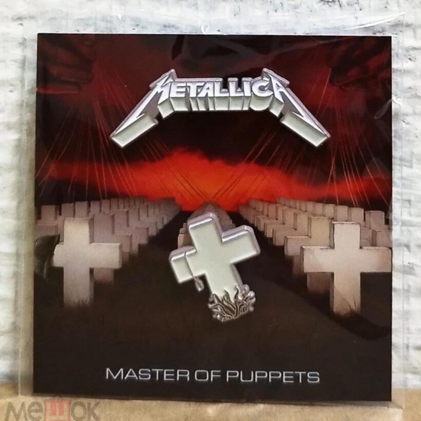 master-of-puppets-cross-enamel-pin-1-packaging