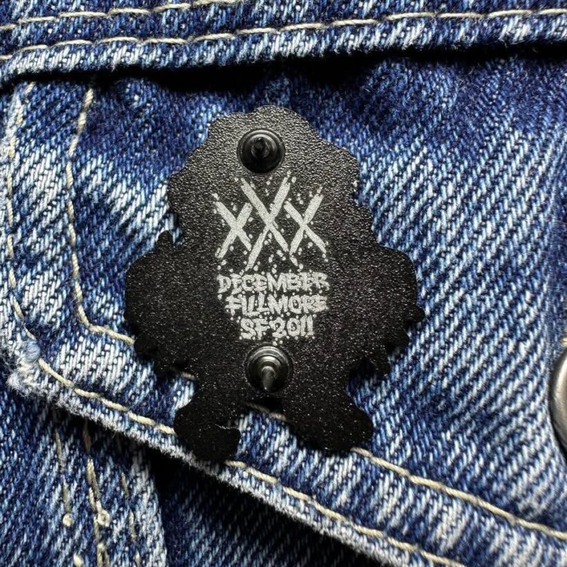metallica-fillmore-2011-30th-anniversary-enamel-pin-1-1-back