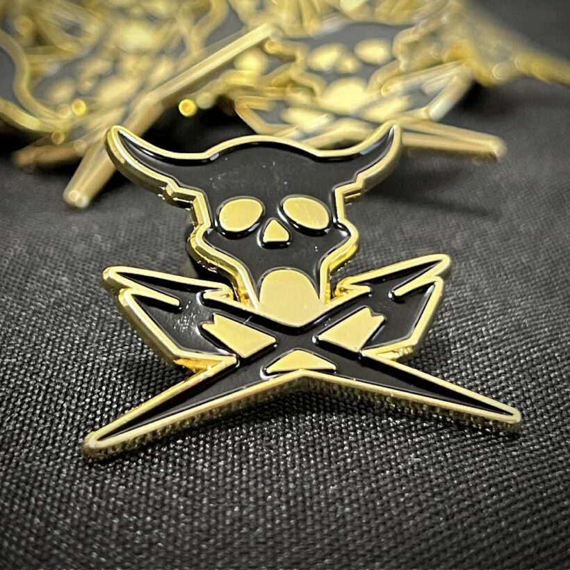 skull-and-crossbones-enamel-pin-1-2