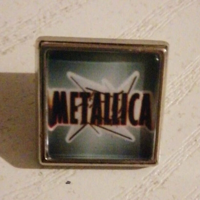 metallica-logo-ninja-star-offset-printed-pin-1