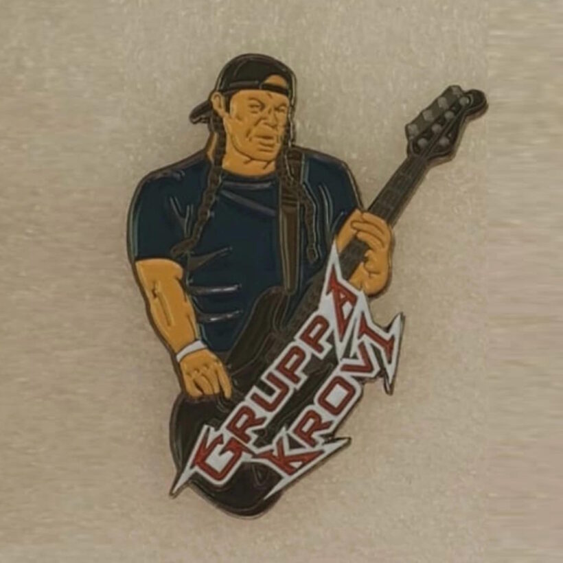 robert-trujillo-playing-kinos-gruppa-krovi-enamel-pin-1-1