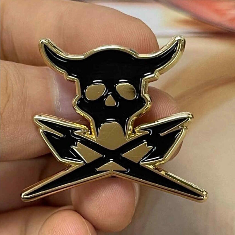 skull-and-crossbones-enamel-pin-1-1