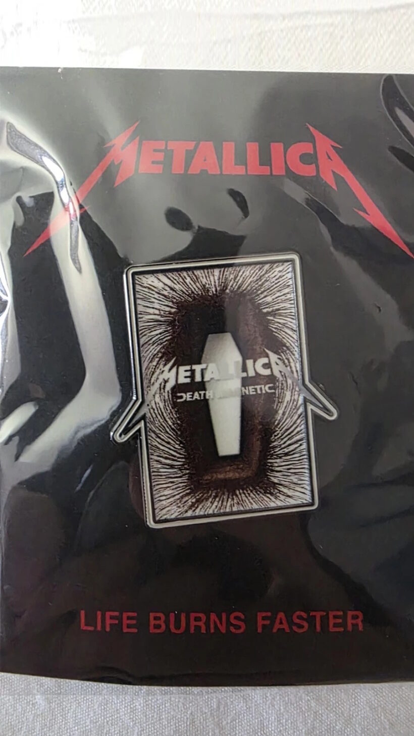 death-magnetic-album-cover-enamel-and-offset-printed-pin-1-packaging