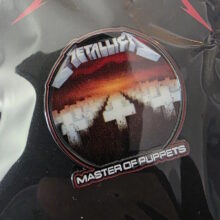 master-of-puppets-album-cover-enamel-and-offset-printed-pin-1-packaging