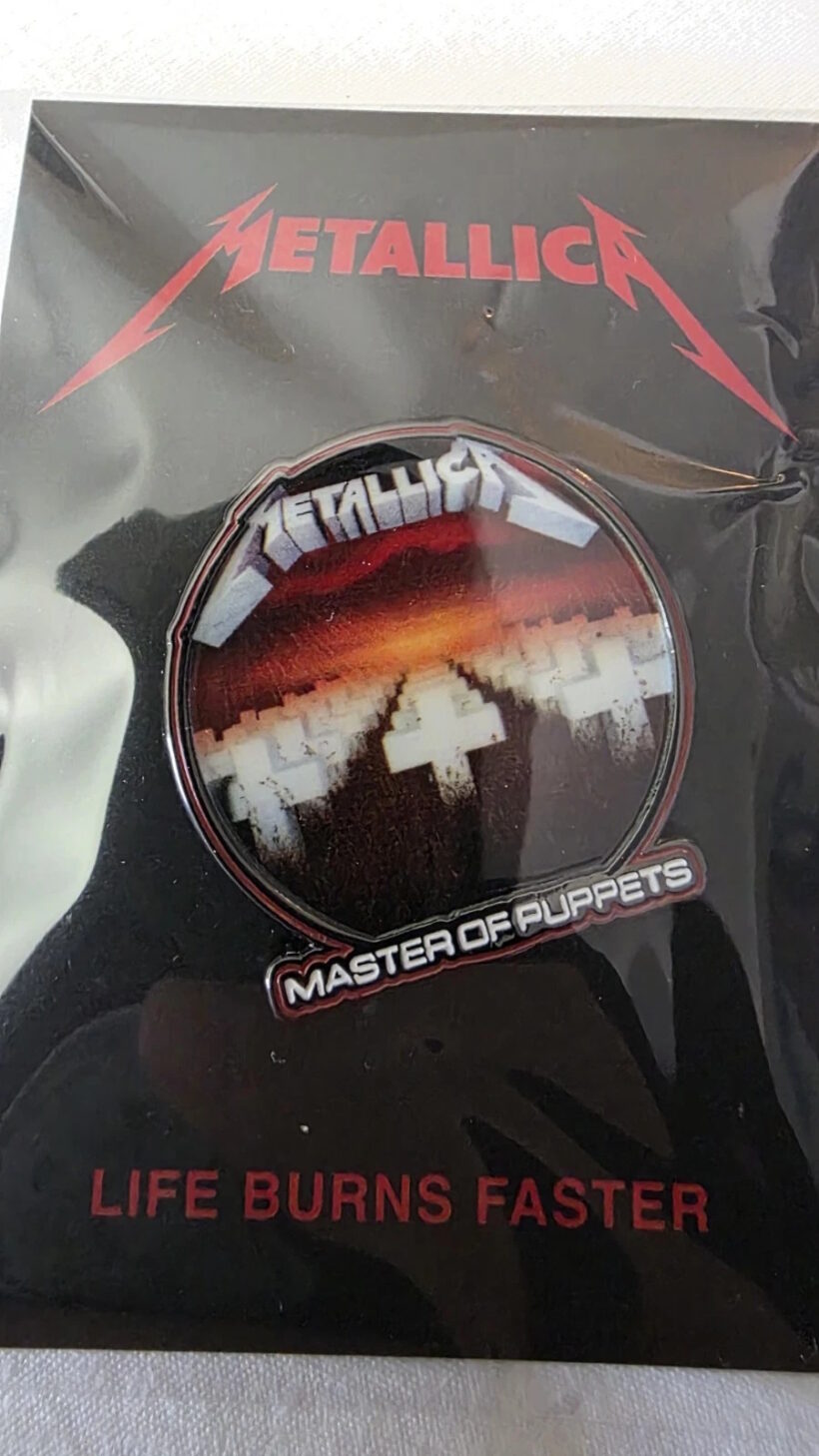 master-of-puppets-album-cover-enamel-and-offset-printed-pin-1-packaging