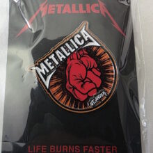 st-anger-album-cover-enamel-and-offset-printed-pin-1-packaging